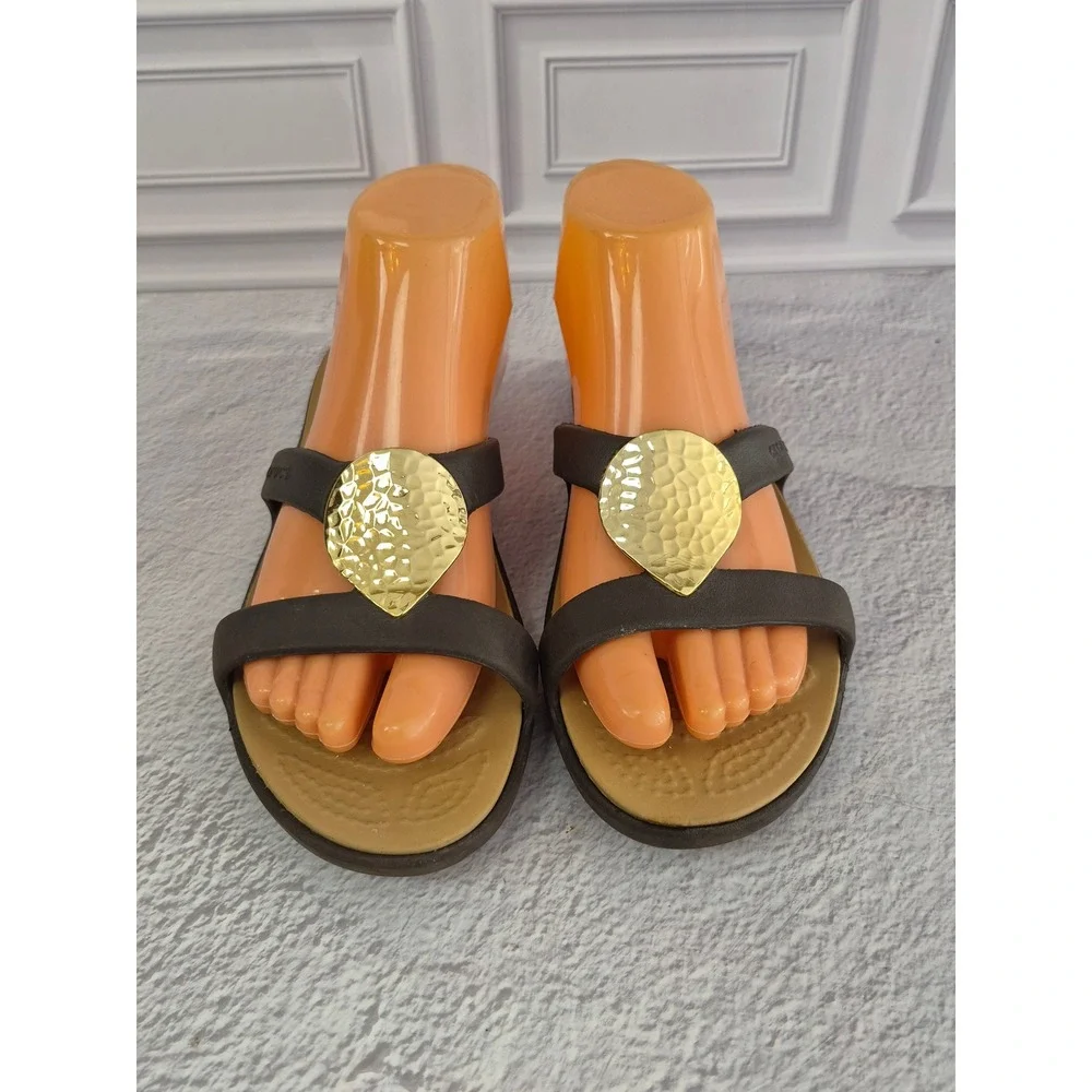 Crocs Sanrah Hammered Circle Wedge Sandals Womens 7 Espresso Brown Gold Slide